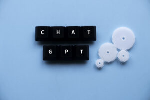 La herramientade ChatGPT es una plataforma de lenguaje de inteligencia artificial que está entrenada para interactuar conversacionalmente y hacer tareas.