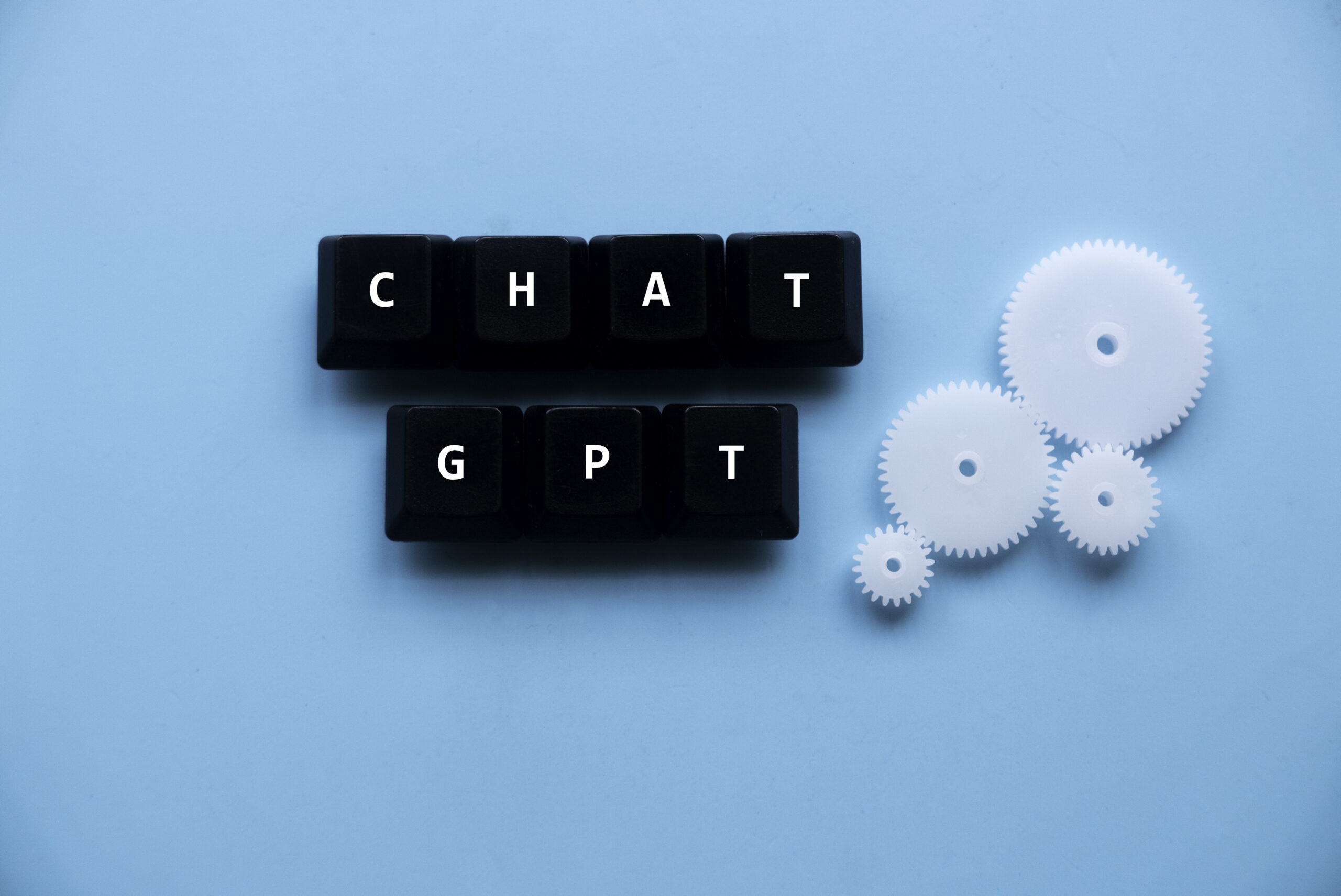 La herramientade ChatGPT es una plataforma de lenguaje de inteligencia artificial que está entrenada para interactuar conversacionalmente y hacer tareas.